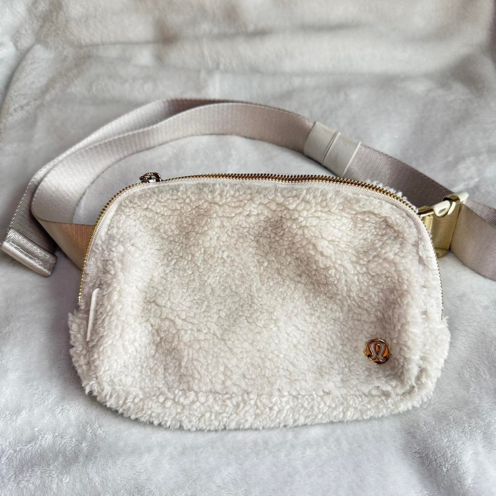 Lululemon belt bag cream ivory Sherpa fur fleece Fanny pack fuzzy